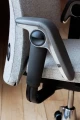 Innowacyjne podłokietniki TiltDown™ z czarną skórą w fotelu HÅG Tribute.webp