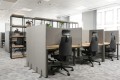 Widok na nowoczesną przestrzeń biurową z rzędem foteli Bejot Corr zapewniających ergonomiczną pracę.jpeg