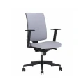 Profil fotela Navigo - widoczna ergonomiczna linia oparcia i szeroka podstawa Ø 710 mm.webp