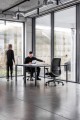 Nowoczesny fotel Bejot Belt w biurze hybrydowym - elegancja i najwyższy standard ergonomii BHP.jpeg
