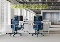 Nowoczesny fotel TIME w kolorze niebieskim - idealne rozwiązanie do energetycznych biur typu open space.webp