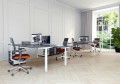 System biurek elektrycznych InUP w nowoczesnej przestrzeni typu open space.jpg