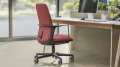 fotel-biurowy-do-home-office-levita-czarny-tapicerowane-oparcie.webp