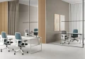 aranzacja-biura-open-space-fotele-biurowe-time-white-upholstered-ergonomiczne-stanowiska.webp