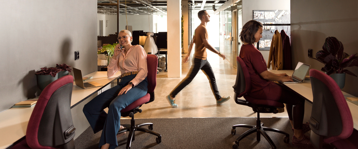 Atestowany fotel biurowy RH Mereo 220, spełniający normy BHP w dużym biurze typu open space, zapewniający najwyższą ergonomię i komfort dla pracowników.