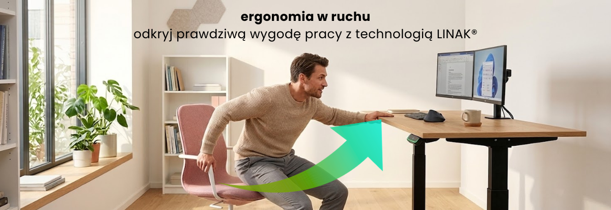Mężczyzna zmieniający pozycję przy biurku elektrycznym Linak - system sit-stand.