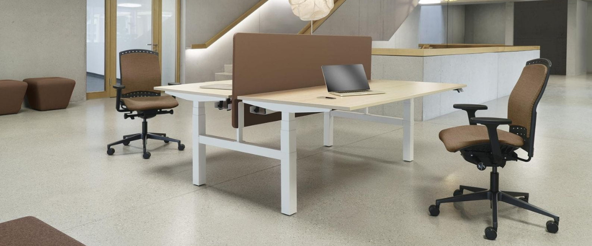 Ergonomiczny fotel biurowy Sitag Reality w nowoczesnym open space.