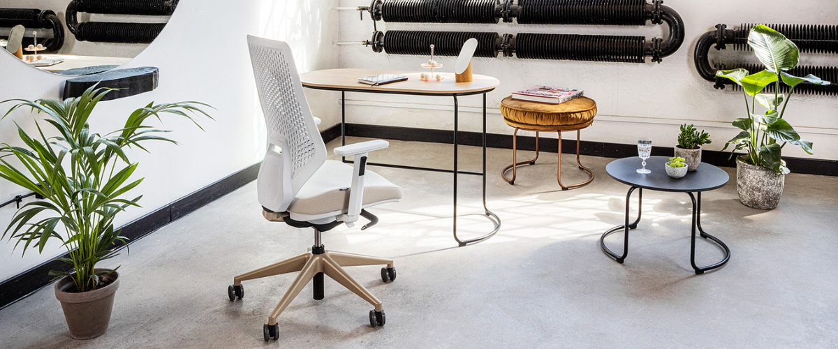 Ergonomiczny fotel obrotowy Vank V6 w nowoczesnej aranżacji biurowej przy stanowisku pracy z komputerem, podkreślający sportowy design, aluminiowe detale oraz profesjonalny charakter przestrzeni biurowej typu open space.