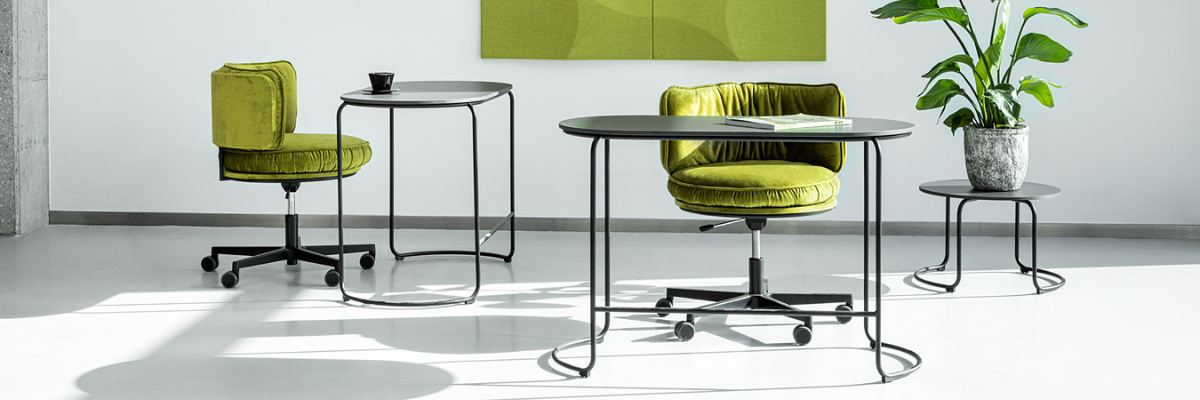 Owalne biurko VANK RING o modernistycznym designie w widoku z profilu, ukazujące minimalistyczny czarny stelaż i grafitowy blat z ekologicznej płyty SwissCDF, idealne do stylowego home office lub hotelu.