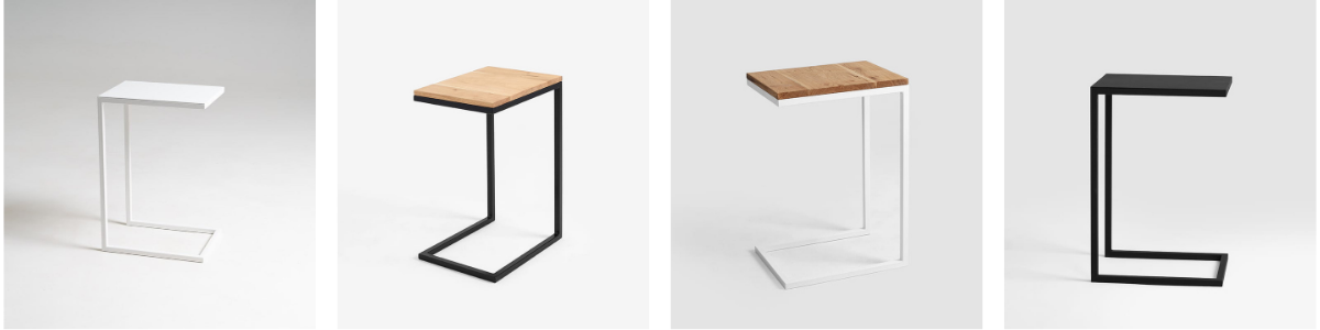 Grafika produktowa prezentująca 4 dostępne warianty wykończenia minimalistycznego stolika bocznego pod laptopa. Od lewej: 1. Monochromatyczna wersja biała (biały metalowy blat i biały stelaż). 2. Kontrastowa wersja z blatem z naturalnego drewna dębowego na czarnym, metalowym stelażu. 3. Wersja z dębowym blatem na białym, metalowym stelażu. 4. Monochromatyczna wersja czarna (czarny metalowy blat i czarny stelaż). Wszystkie stoliki mają geometryczną konstrukcję w kształcie litery C.