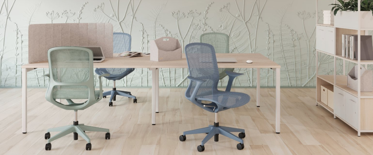 Nowoczesne biurka z elektryczną regulacją wysokości jako funkcjonalne wyposażenie biura wspierające system pracy sit-stand.