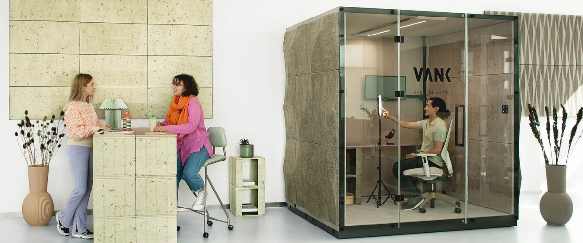 Nowoczesne budki akustyczne zapewniające prywatność i ciszę, niezbędne jako wyposażenie biura w przestrzeniach typu open space.