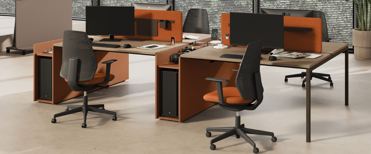 Aranżacja biura typu open space z wykorzystaniem nowoczesnego wyposażenia biura sprzyjającego kolaboracji i efektywności zespołu.