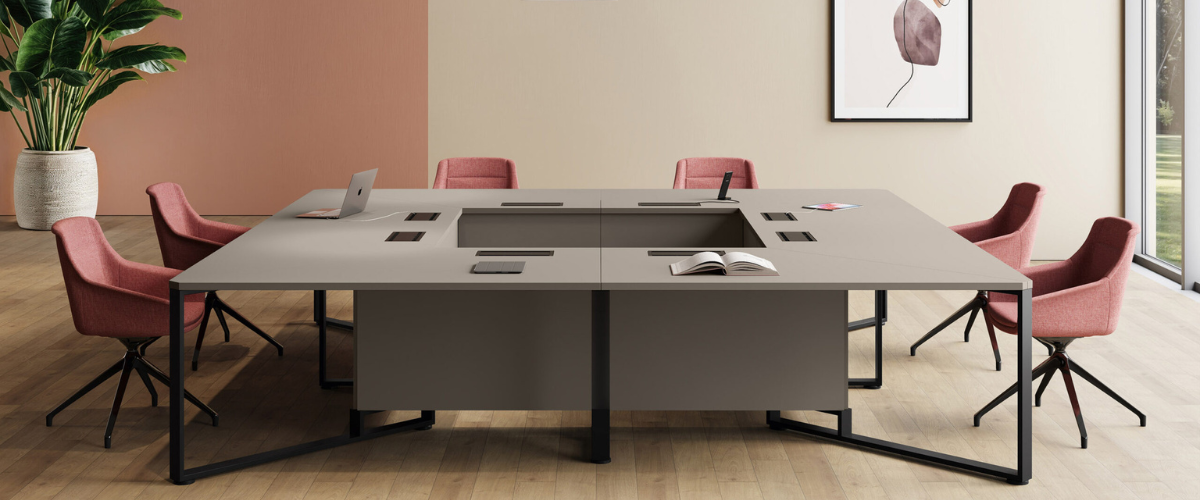 Profesjonalne stoły i wygodne krzesła konferencyjne – stylowe wyposażenie biura do spotkań biznesowych i burzy mózgów.