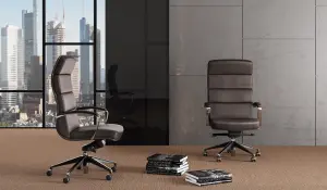 Ergonomiczny fotel gabinetowy z wysokim oparciem i regulacją, tapicerowany skórą.