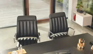 Stylowe krzesła konferencyjne na metalowych płozach, wygodne siedziska do sali narad.